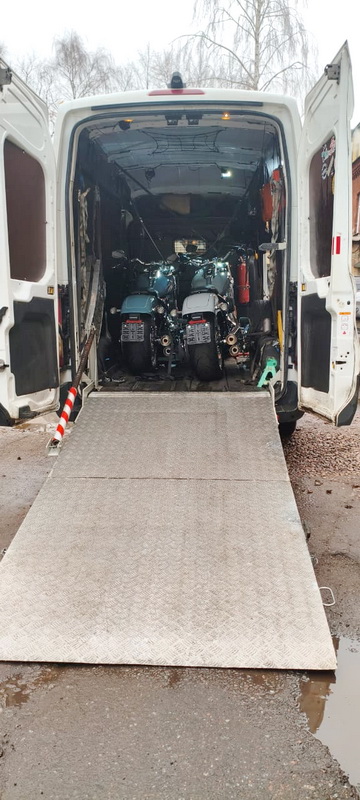 Эвакуация и перевозка мотоцикла в Архангельск из Санкт-Петербурга Погрузка мотоцикла в мотоэвакуатор «ЯшинМото»