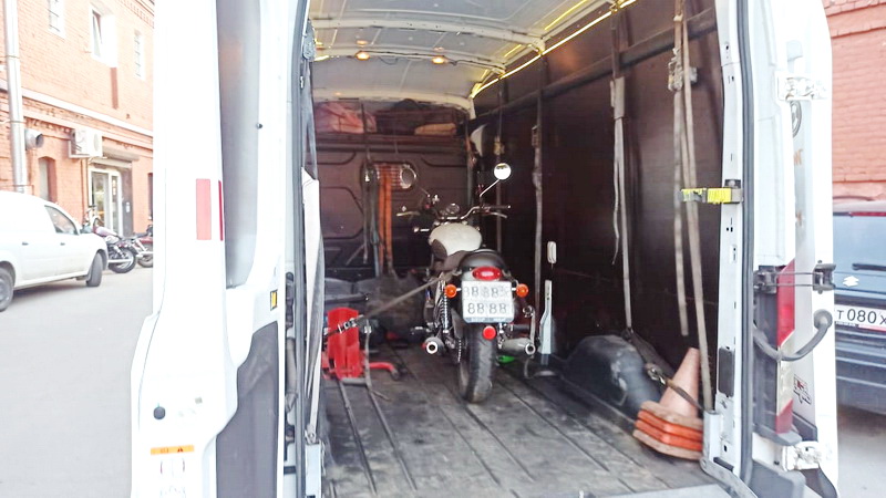Перевезти мотоцикл из СПб в Ярославль Погрузка мотоцикла в мотоэвакуатор компании «ЯшинМото»